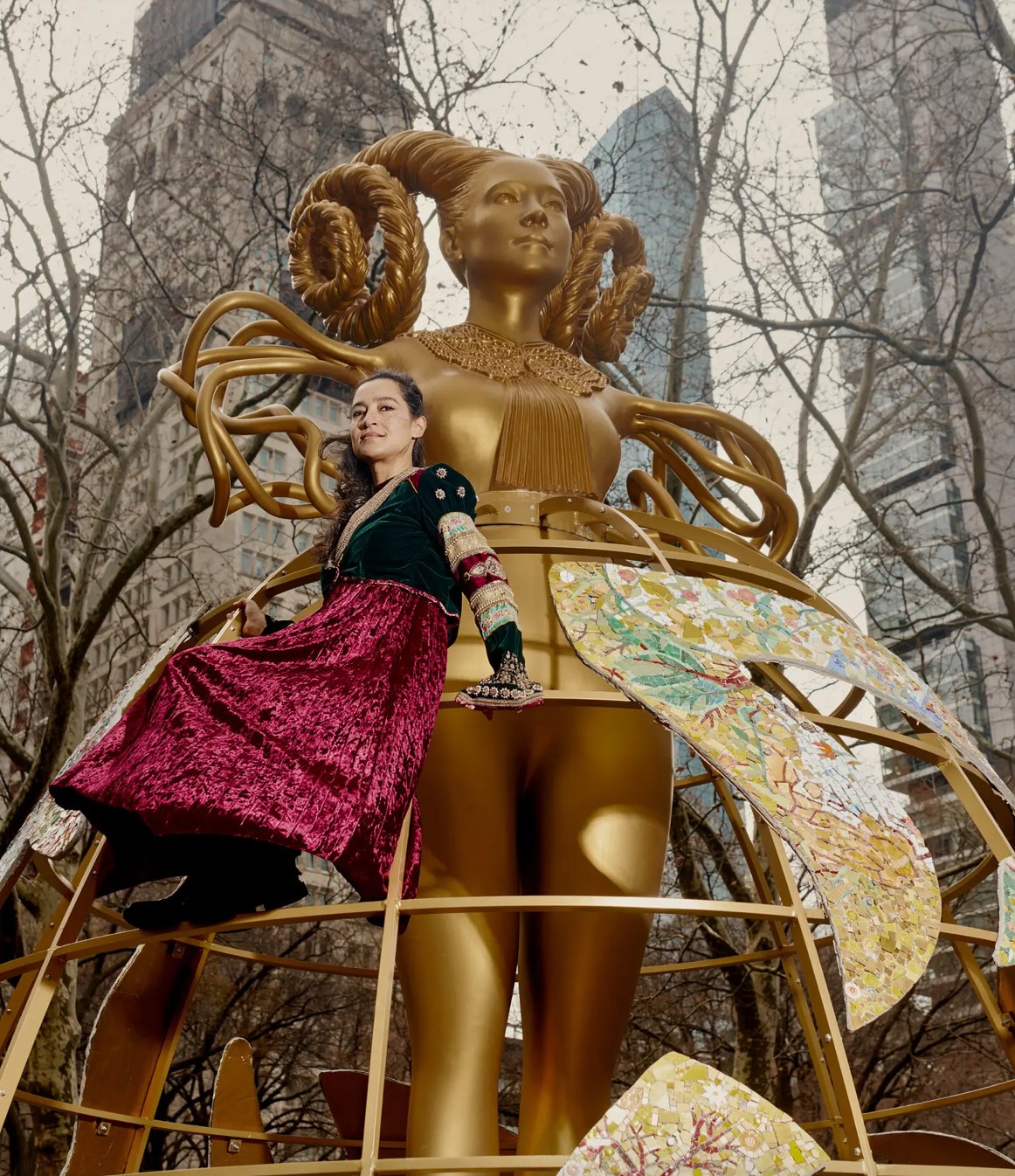 雕像創作者藝術家希哈德與她的作品《證人》。（圖／翻攝自FB@Madison Square Park）